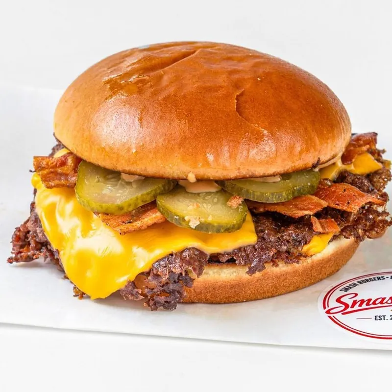 Crispy Bacon Smash burger ropogós baconnel és pirított hagymával