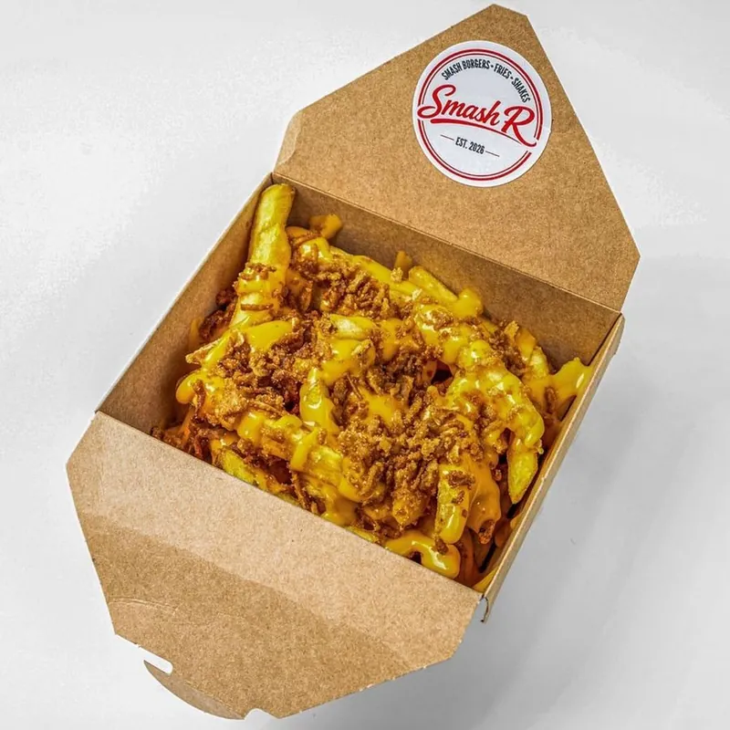 Loaded Fries sajtszósszal és pirított hagymával