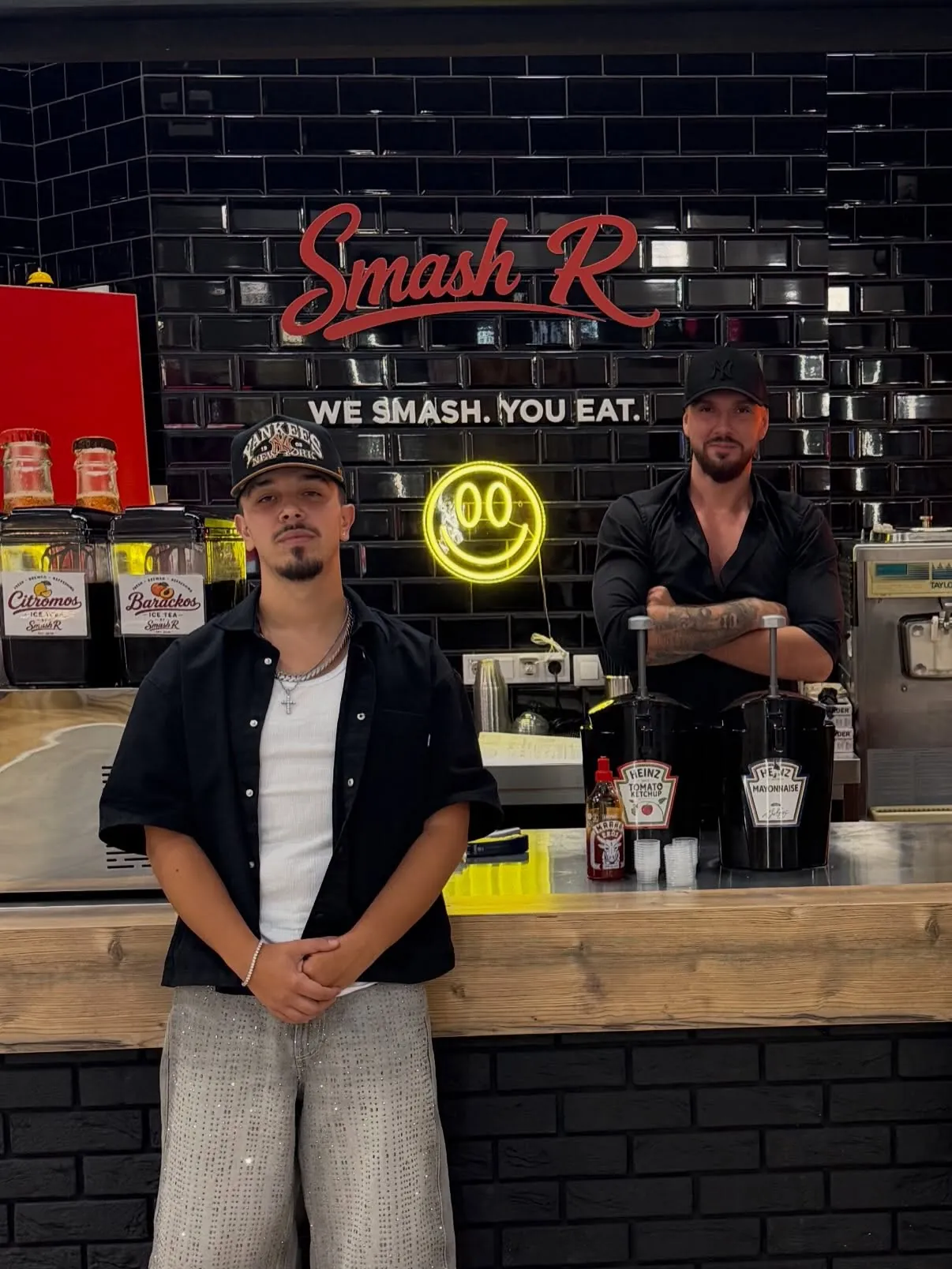 A SmashR pultja a fekete csempefallal, a piros SmashR felirattal és a WE SMASH. YOU EAT. felirattal